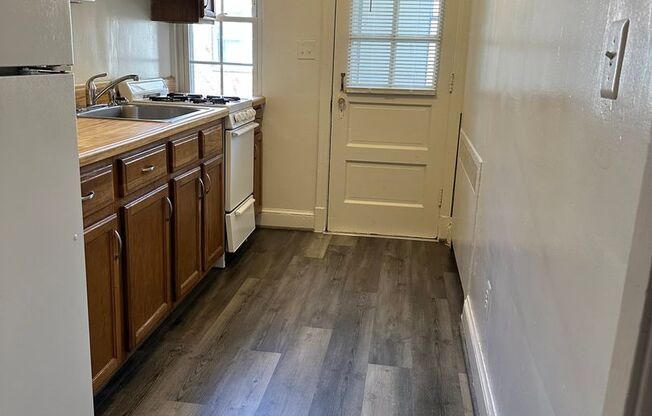 2 beds, 1 bath, 822 sqft, $1,895, Unit 402 #11