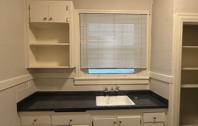 Studio, 1 bath, 300 sqft, $950, Unit 314