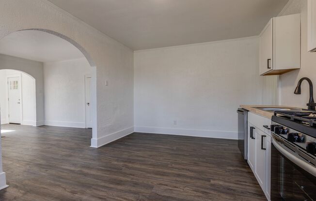 3 beds, 1 bath, $1,300, Unit (201 Locust)1st FLR Right