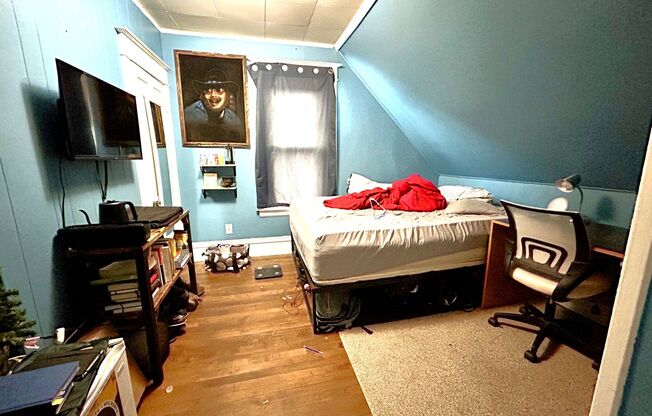 5 Bedroom/1 Bathroom - Available Now For Short-Term Lease - Great Downtown Location!