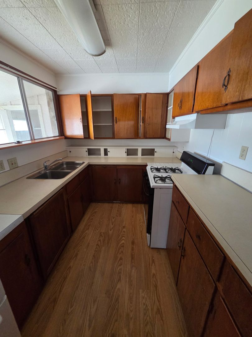 Hawthorne Wiseburn area 3 bdrm 3 ba. home for lease!