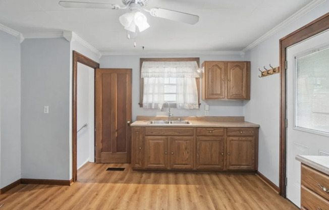 198 W ROSS AVE