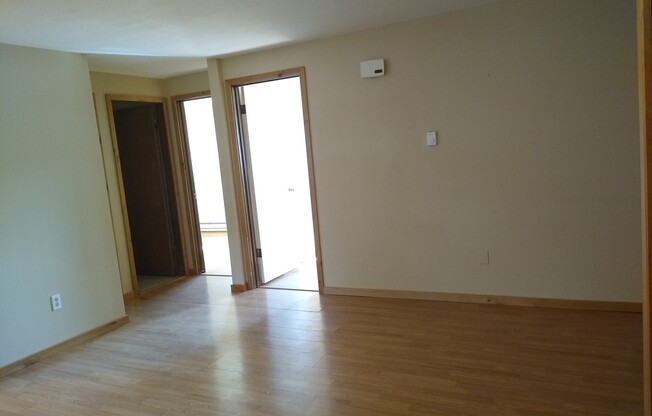 2 beds, 1 bath, 600 sqft, $925, Unit #4