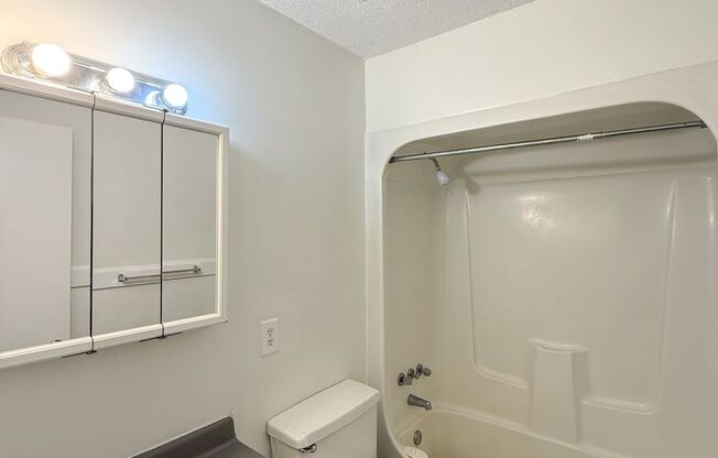 2 beds, 1 bath, 800 sqft, $1,015, Unit J3