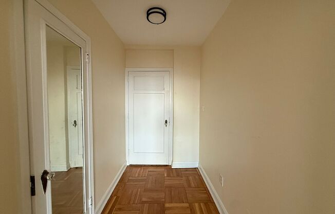 Studio, 1 bath, 413 sqft, $1,425, Unit Royal York 415