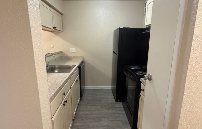 2 beds, 1 bath, 812 sqft, $1,085, Unit 1402