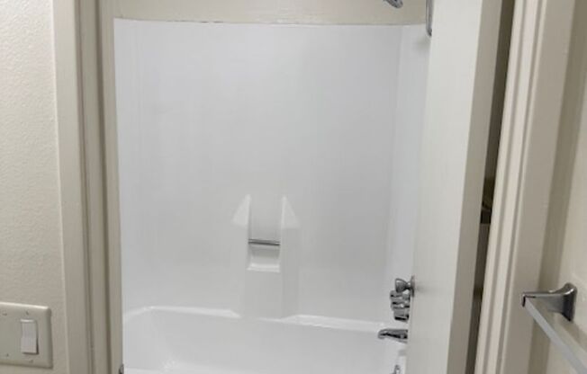 Studio, 1 bath, $950, Unit 17