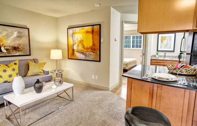 Welcome to Colonial Square Apartment Homes