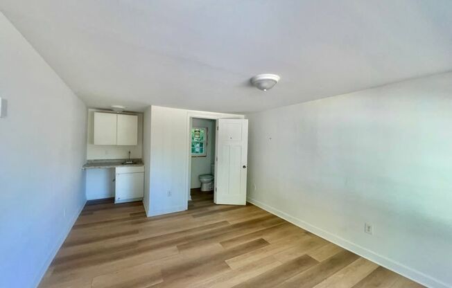 Affordable Studio Near Downtown Myrtle Beach – Some Utilities Included! – $1,100/Month