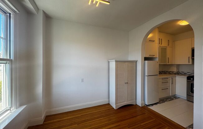 Pacific Heights: Super Sunny Jr 1 Bedroom w/ Remodeled Kitchen on 5th Floor