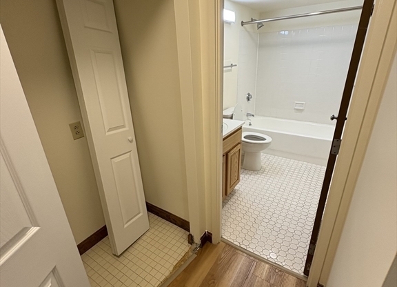 3 beds, 1 bath, 1,000 sqft, $4,500, Unit 3