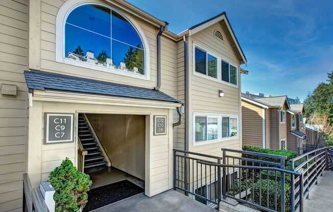 Beautiful Top Floor 2 Bed 2 Bath Condo in Factoria