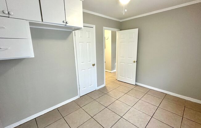 2 beds, 1 bath, $950, Unit A