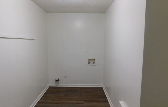 3 beds, 1 bath, $950