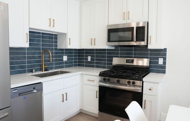 The Lyra Victorian Home on Menlo Avenue!