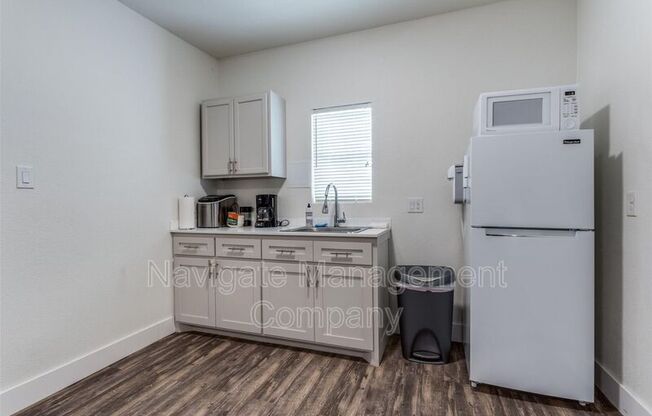 735 W 10 ST