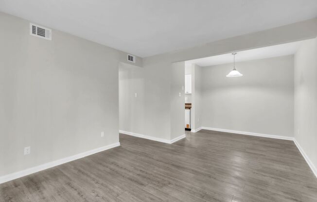 Discover Your New Home at Country Creek Apartments!