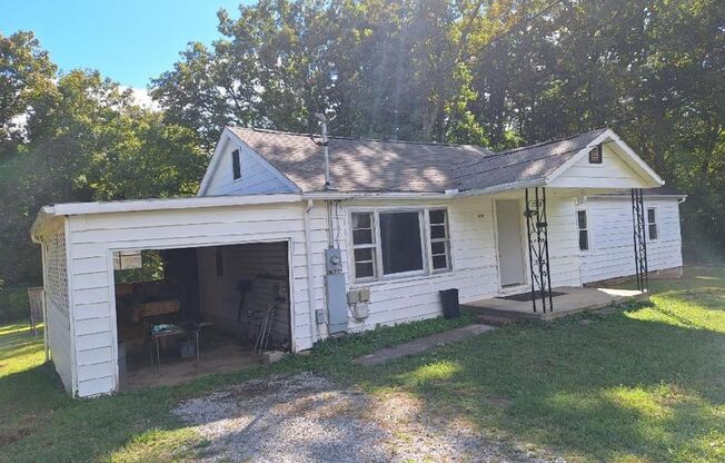 Knoxville 37914 - 3 bedroom, 1 bath home - Contact Lisa Vineyard and Shannon Russell (865) 216-9334