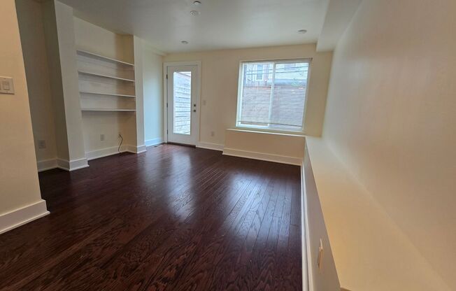 Modern Bright bi level 2 bed 2 bath apartment with private outdoor space
