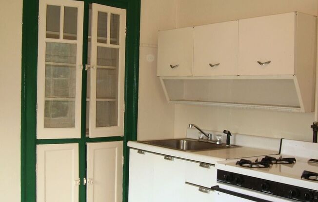 Great deal on a plex in Goose Hollow!