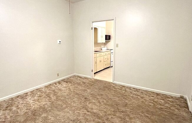 1 bed, 1 bath, $550, Unit 111 1/2 W 7th Apt 2