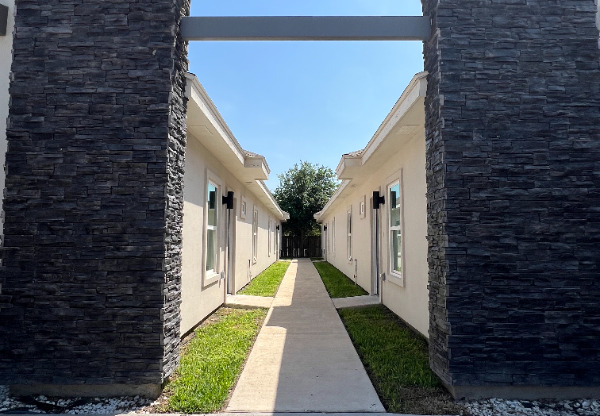904 E LN CANTERA AVE