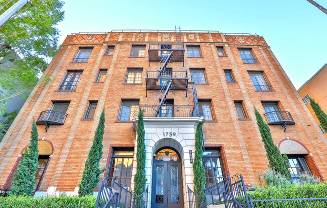 Studio, 1 bath, 425 sqft, $1,549, Unit 404