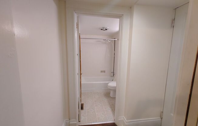 Studio, 1 bath, $700, Unit B