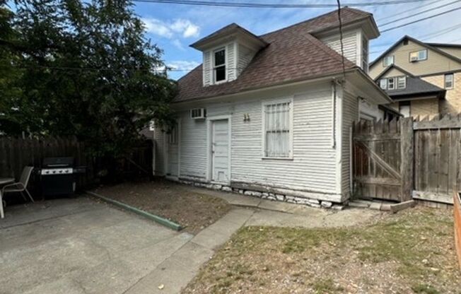 2 beds, 1 bath, 1,000 sqft, $1,095, Unit B