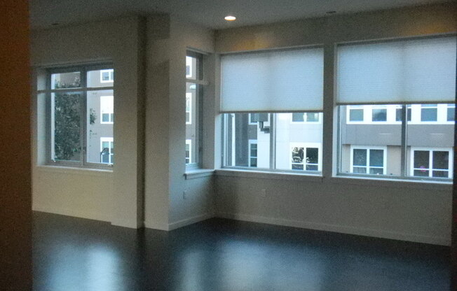 2 beds, 1 bath, $1,595, Unit 1165 Willamette St #1