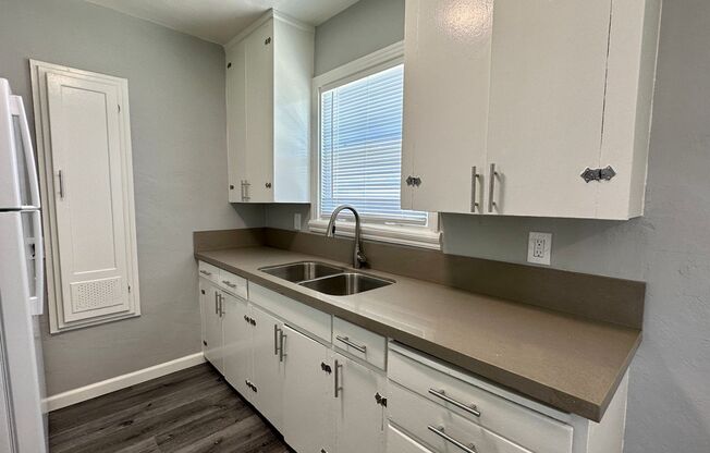 2 beds, 1 bath, 800 sqft, $2,095, Unit J