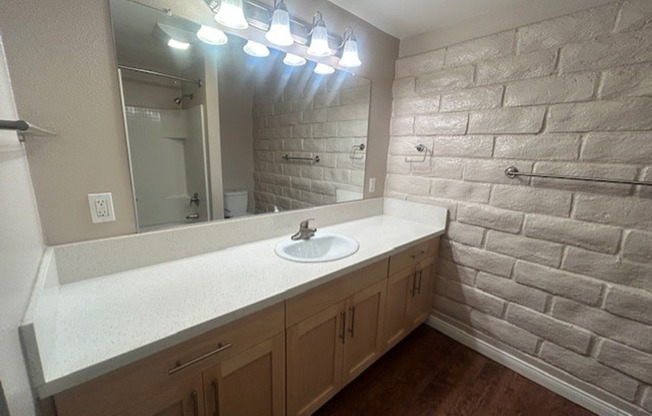 1 bed, 1 bath, 750 sqft, $2,370, Unit N1