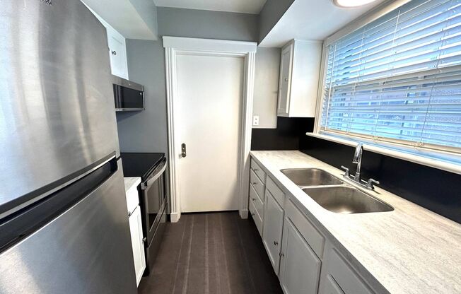 2 beds, 1 bath, $1,600, Unit Unit 4