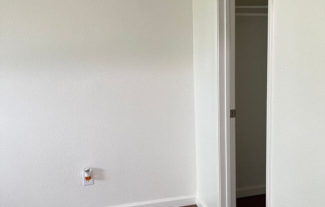 2 beds, 1 bath, 720 sqft, $2,095, Unit B6