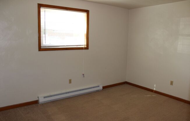 2 beds, 1 bath, 903 sqft, $1,170, Unit J-9