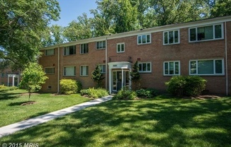 Hardwood floors! 1 Bed 1 Bath at Parkside Condominium; Utilities Included in Rent