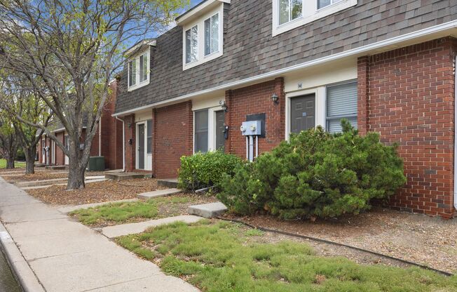 2 beds, 2 baths, 800 sqft, $880