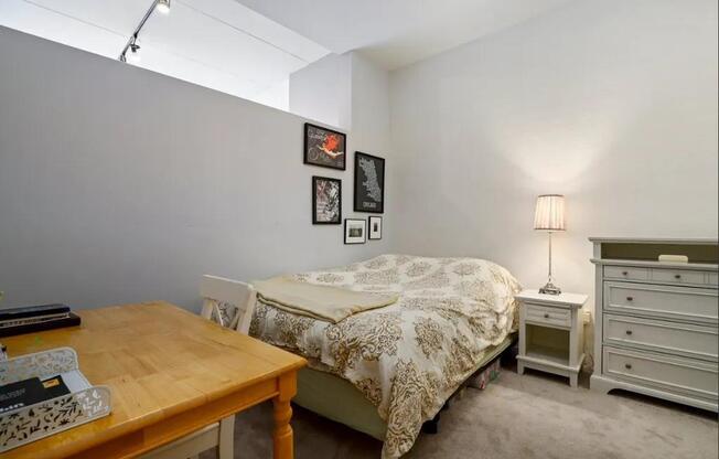 1 bed, 1 bath, 700 sqft, $2,400