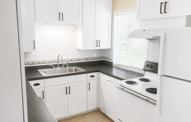 Large 4 Bed, 2 Bath House - 2 Car Garage - Fenced Yard