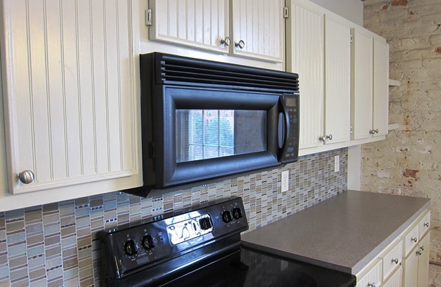 2 beds, 1.5 baths, 1,300 sqft, $1,995, Unit 440