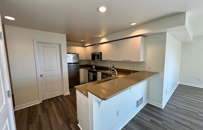 1 bed, 1.5 baths, 872 sqft, $2,395, Unit Unit 402