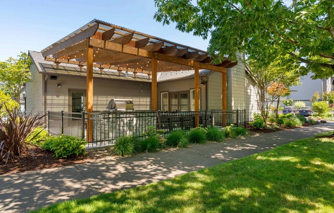Covered Outdoor Grill at Forest Hills in Eugene, Oregon
