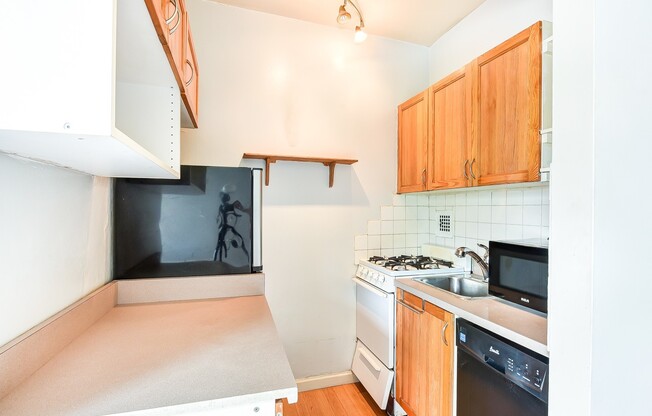 Charming & Bright Studio at River Place North, Includes Parking!