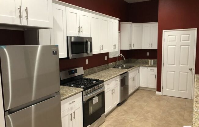 1 bed, 1 bath, 700 sqft, $2,500