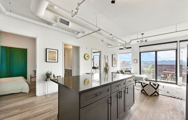 2 beds, 1 bath, 865 sqft, $2,350, Unit Unit 612