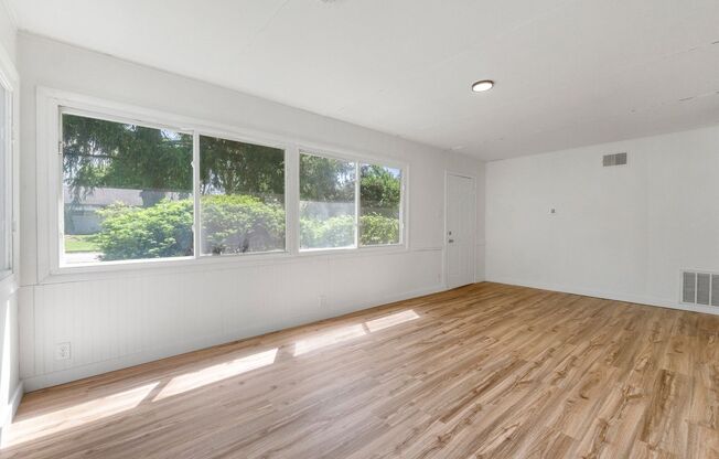 NEW LISTING! 3 BEDROOM HOUSE!