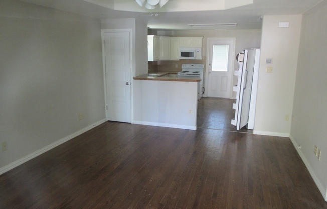 2 beds, 1 bath, $1,095