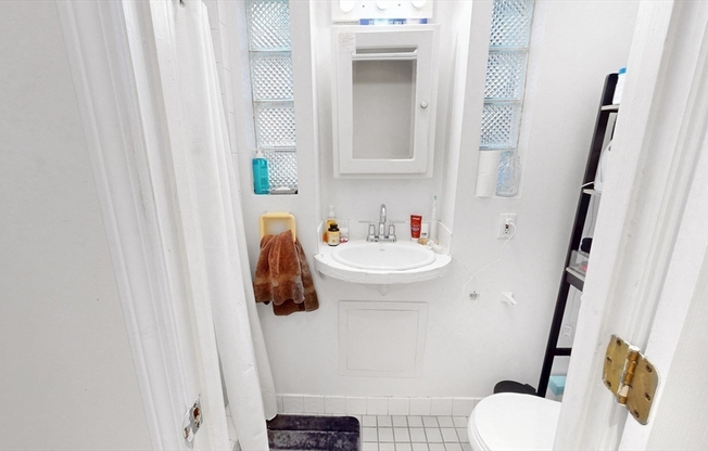3 beds, 2 baths, 850 sqft, $4,995, Unit 17