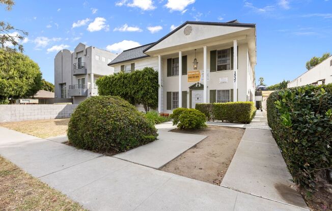 1537 Centinela Ave