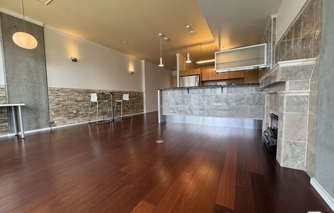 1 bed, 1 bath, 840 sqft, $2,600, Unit 910